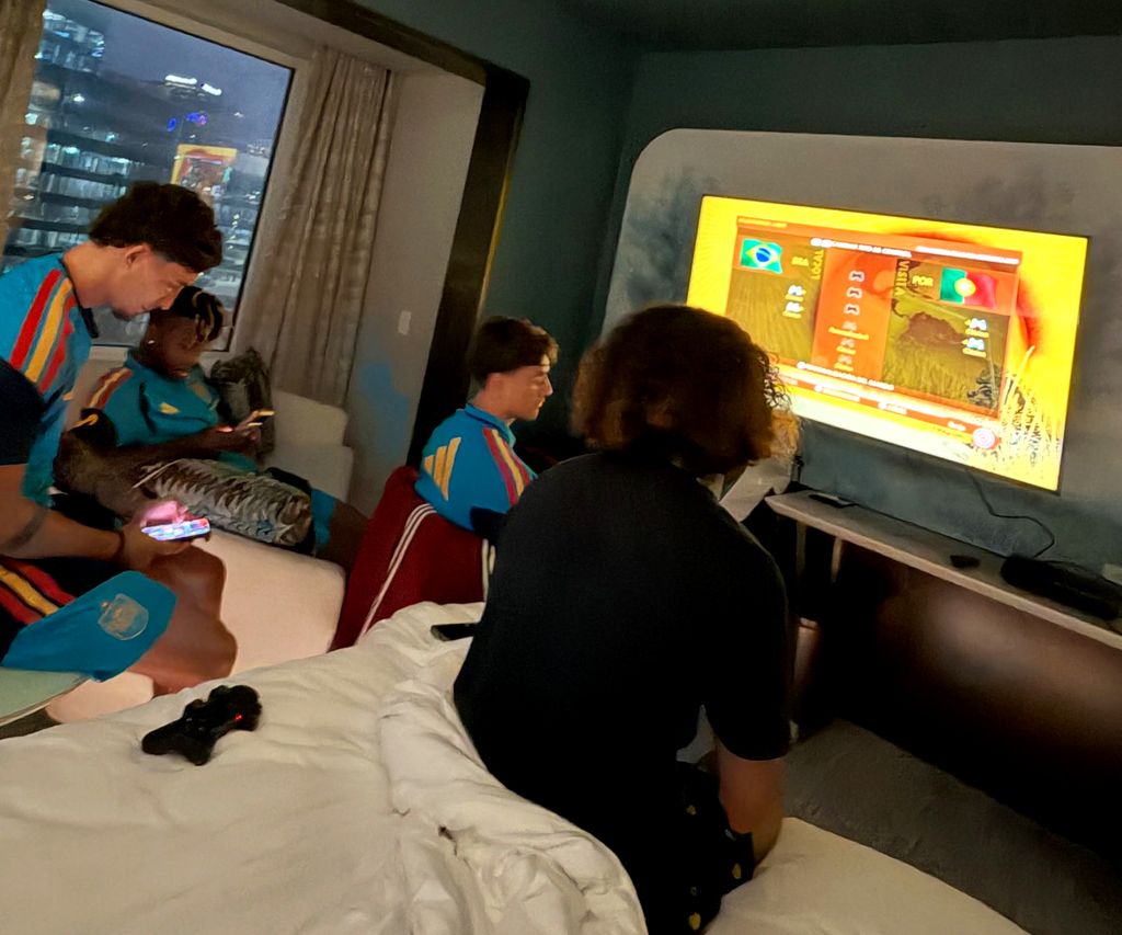 Algunos futbolistas pasando su tiempo libre con los videojuegos