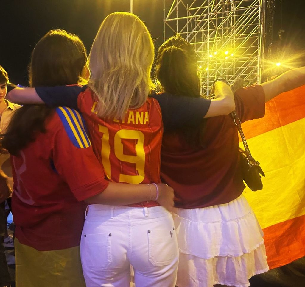 Cayetana Álvarez de Toledo con sus dos hijas, Cayetana y Flavia
