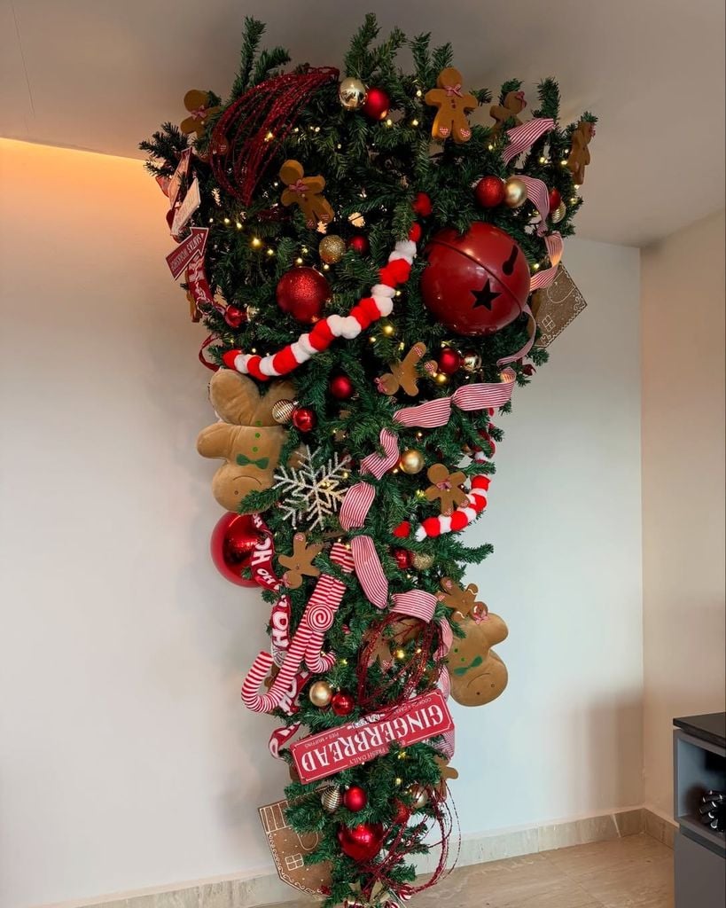 Así luce el árbol de Navidad de Paola Dalay y José Eduardo Derbez que adorna su casa en México.