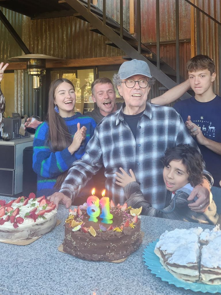 Piero con sus tres hijos celebrando su cumpleaños en mayo pasado.