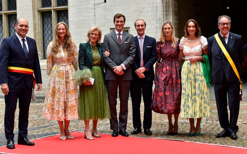 Los príncipes Luisa María, la princesa Astrid, el príncipe Amadeo, el príncipe Joaquín, Elisabett Rosboch y la princesa Laetitia en la boda de la princesa María Laura de Bélgica en Bruselas en septiembre de 2022