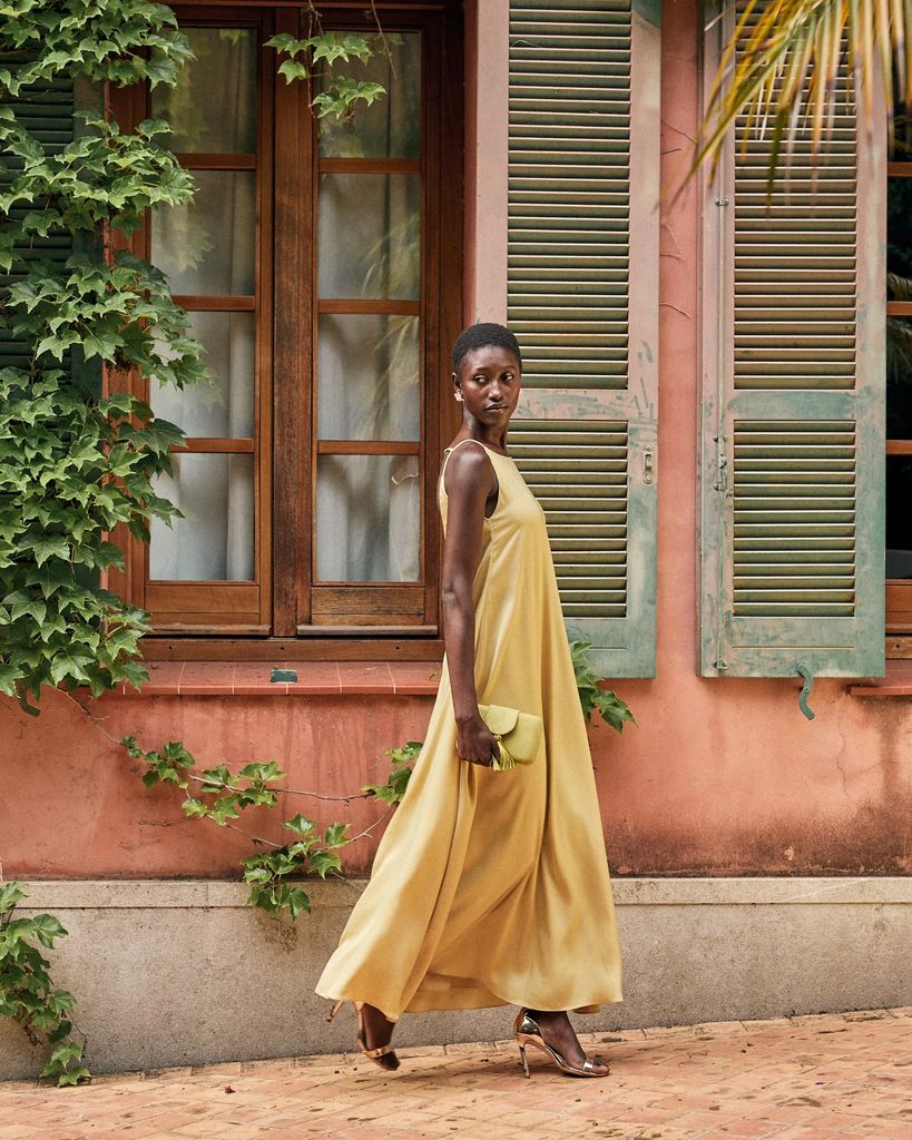 Vestido de invitada de color amarillo mantequilla
