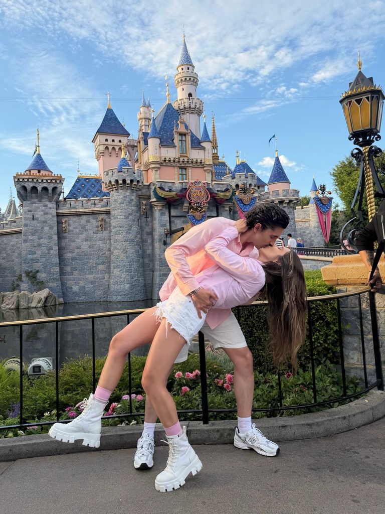 Alex Fernández celebró a su esposa Alexia desde Disneyland.