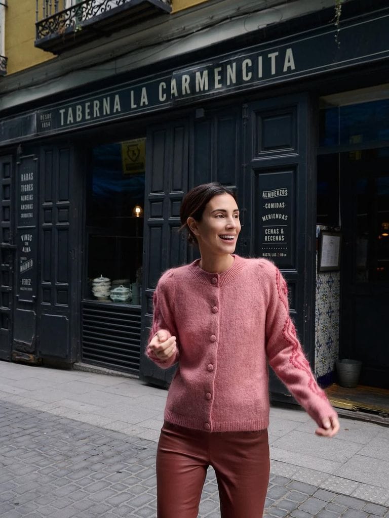 Solo necesitas un pantalón de cuero como el de Sassa de Osma para elevar tu look