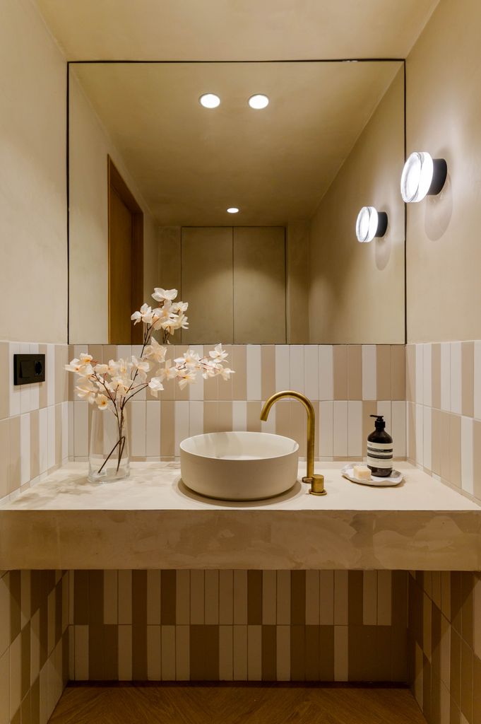 Baño con lavamanos sobre encimera volada