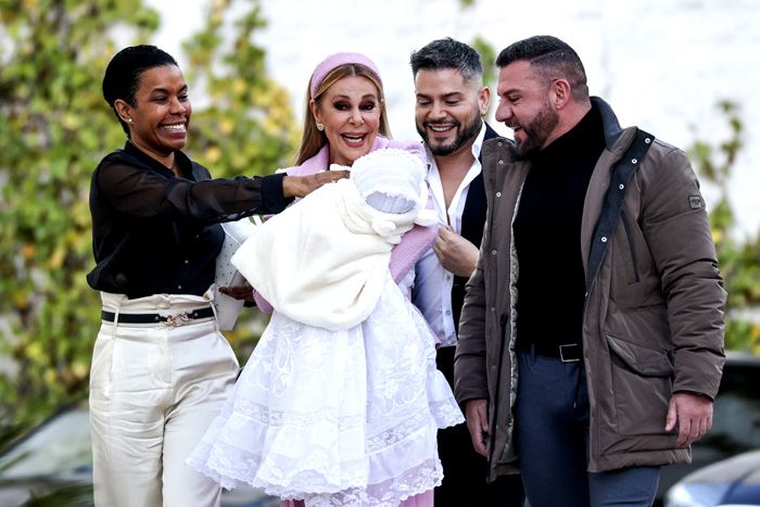 Ana Obregón llega al bautizo con sus acompañantes