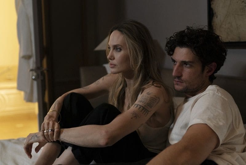 Angelina Jolie y Louis Garrel en una escena de 'Couture'