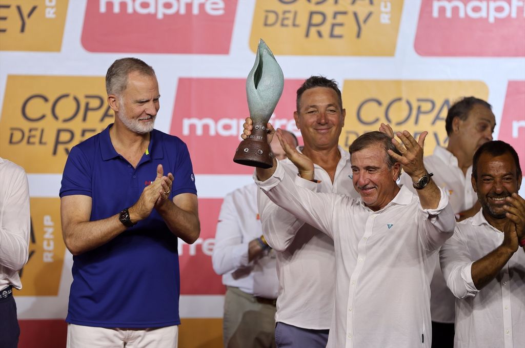 Felipe VI, emocionado en la entrega de los trofeos de la 44ª Copa del Rey de Vela Mapfre