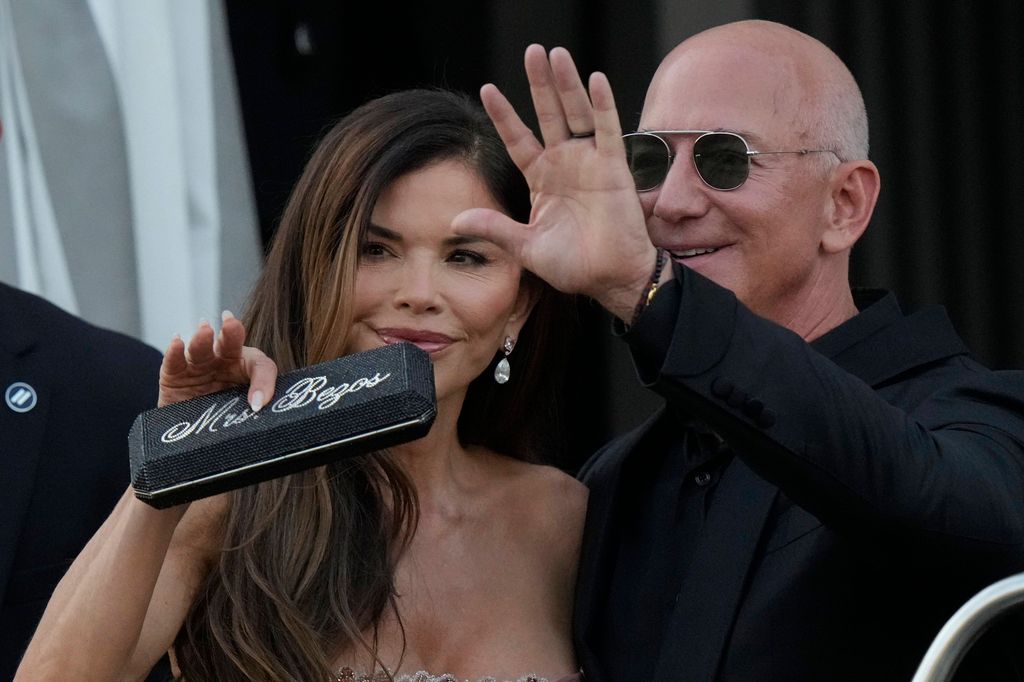 Jeff Bezos y Lauren Sanchez con vestido de Versace en Venecia