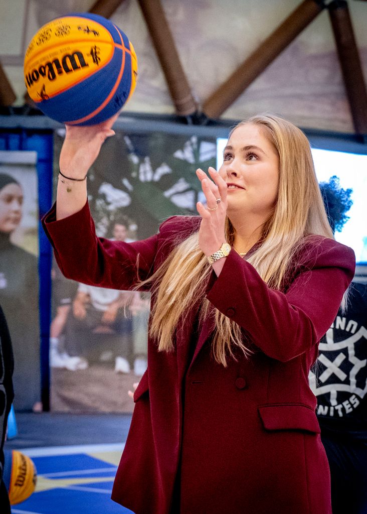 Amalia jugando al baloncesto