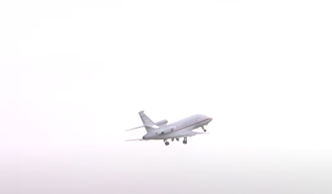El Falcón que lleva al Papa rumbo a Roma ya surca el cielo