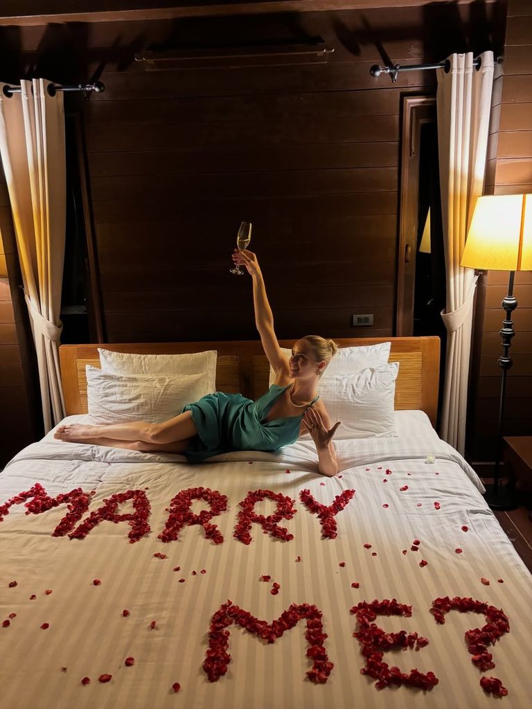 Miss Chile compartió varios detalles de su romántico compromiso en una isla tailandesa.