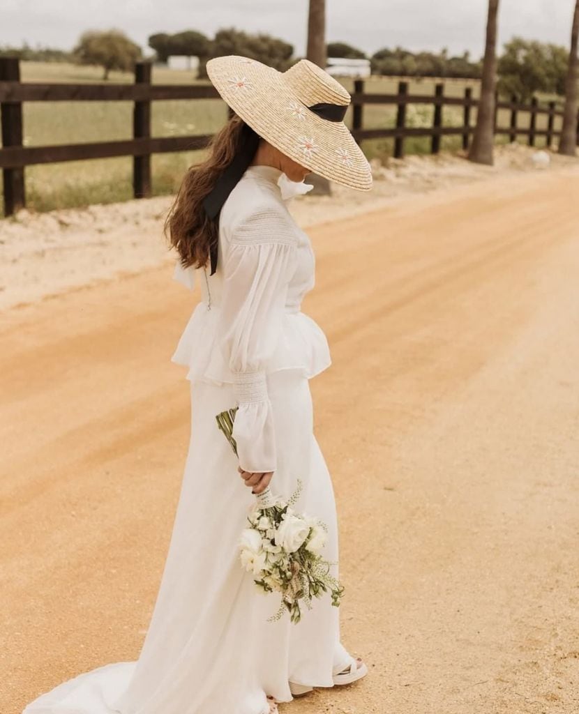 Novias con sombrero y cinta negra