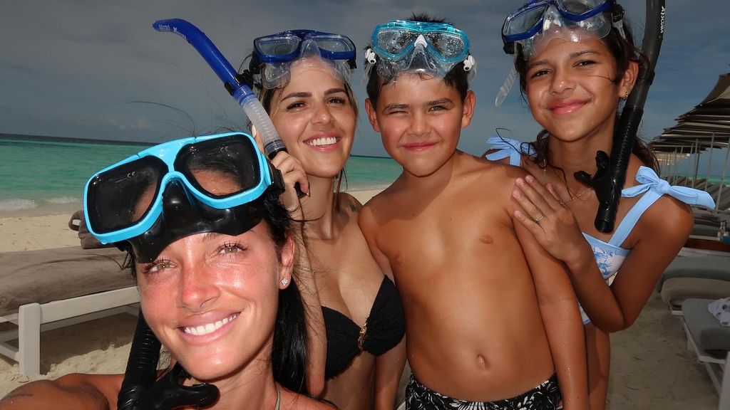 Oriana Sabatini disfrutó bucear con los hijos de Leandro Paredes y Camila Galante.
