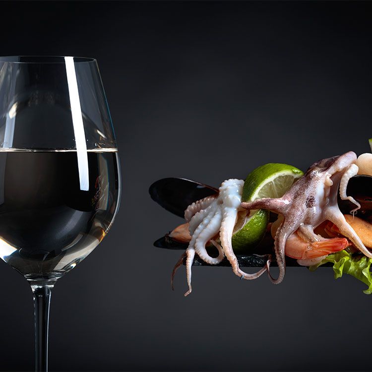 Copa de vino y marisco