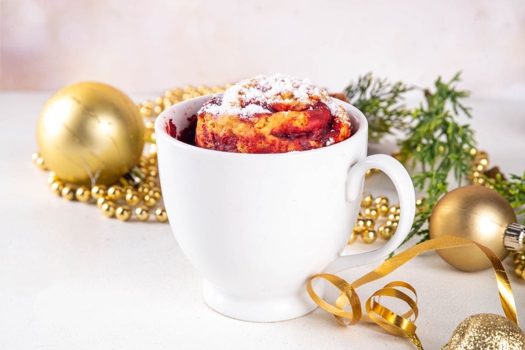 Un mug cake es un postre que se prepara en una taza de loza y se cocina en muy pocos minutos en el microondas.