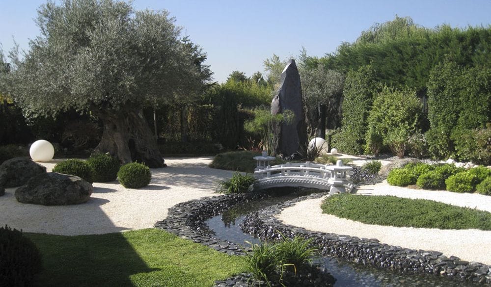 Jardín con estanque