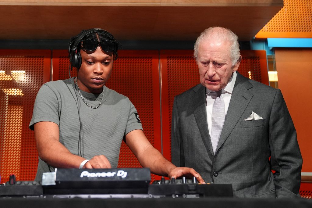 El Rey usando la mesa de mezclas como un DJ más