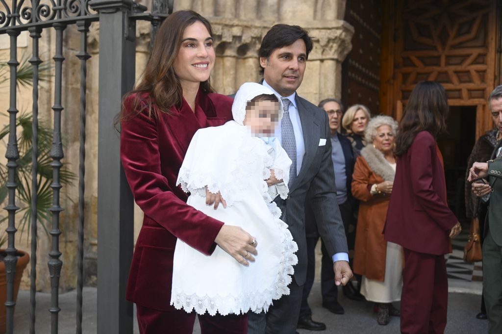 Lourdes Montes y Francisco Rivera con el pequeño Nicolás a las puertas de la Iglesia de Santa Ana