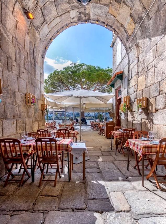 Restaurante Chez Lapin, en el barrio histórico de la Ribeira.