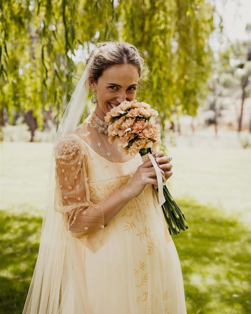 Un vestido de novia con flores pintadas a mano de From Lista With Love