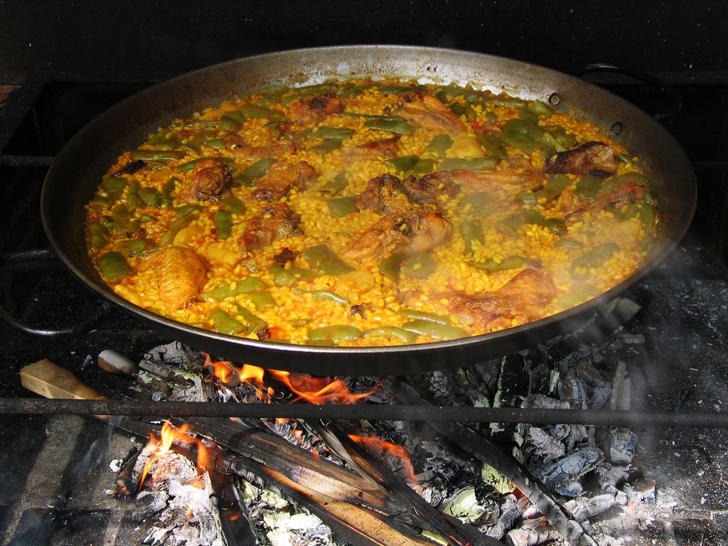 Paella valencia a la leña