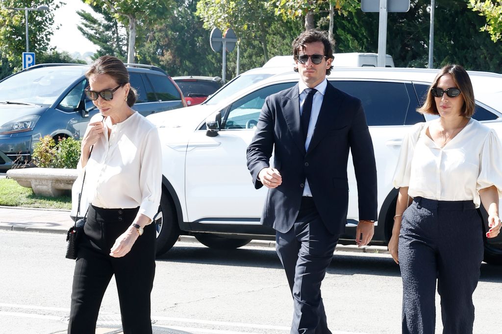 Isabel Preysler, muy afectada, llega al tanatorio para dar el último adiós a Caritina Goyanes