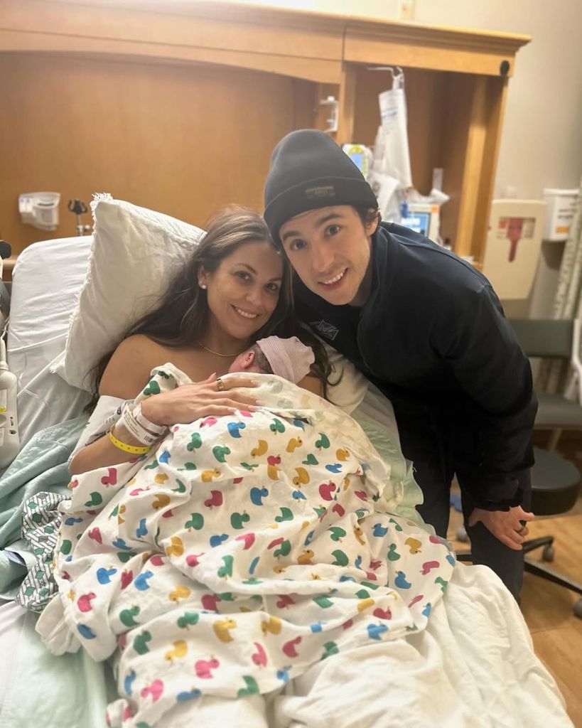 Johnny y Meredith tras el nacimiento de su segundo hijo, al que otorgaron el nombre del jugador