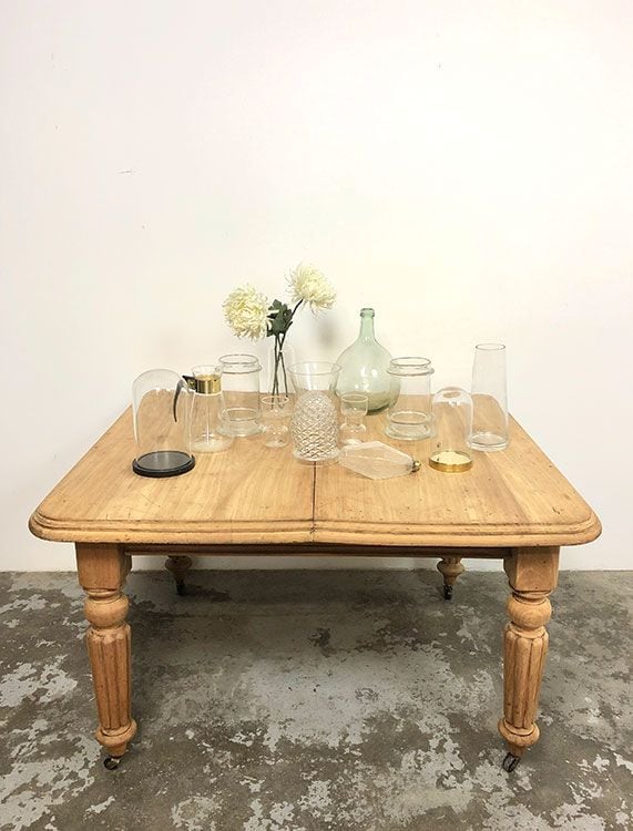 Mesa con objetos 'vintage' restaurados