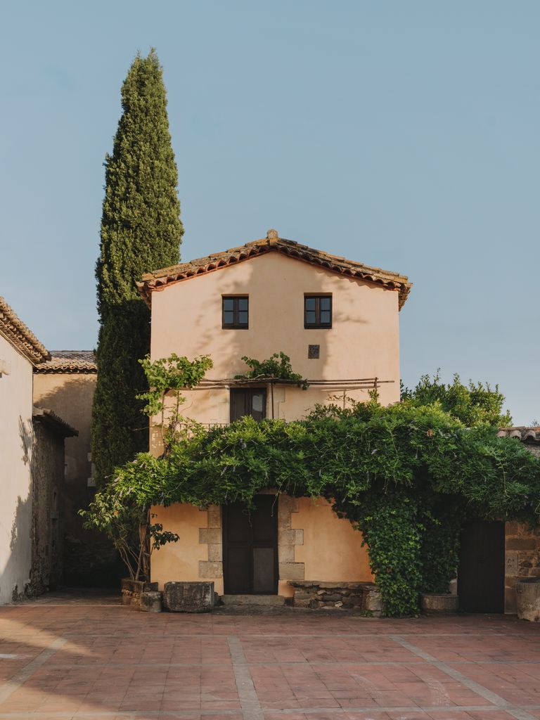 Vista de la Casa Pequeña, la primera vivienda de Elsa Peretti en Sant Martí Vell, situada en la plaza del pueblo.