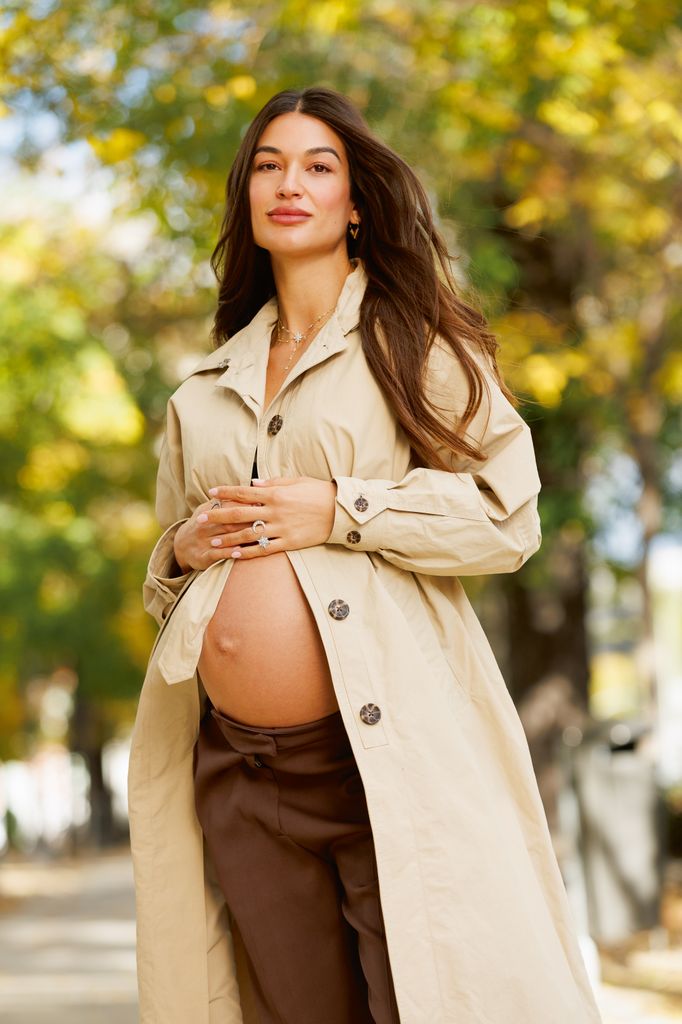 Estela Grande con una gabardina, mostrando su tripita de embarazada