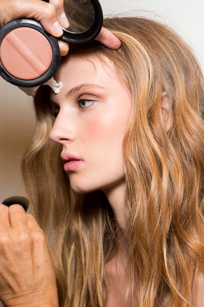 Modelo con maquillaje natural
