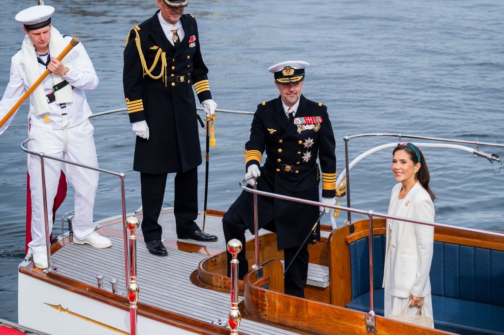 Los reyes Federico y Mary de Dinamarca se despidende la tripulación del yate real Dannebrog