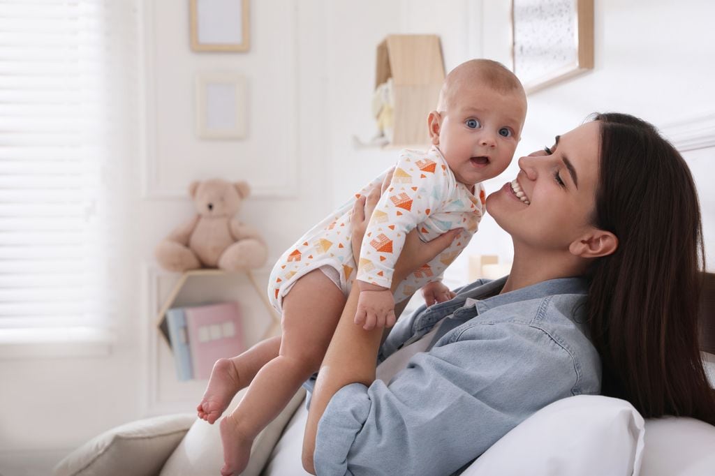 Madre feliz con su bebé en brazos