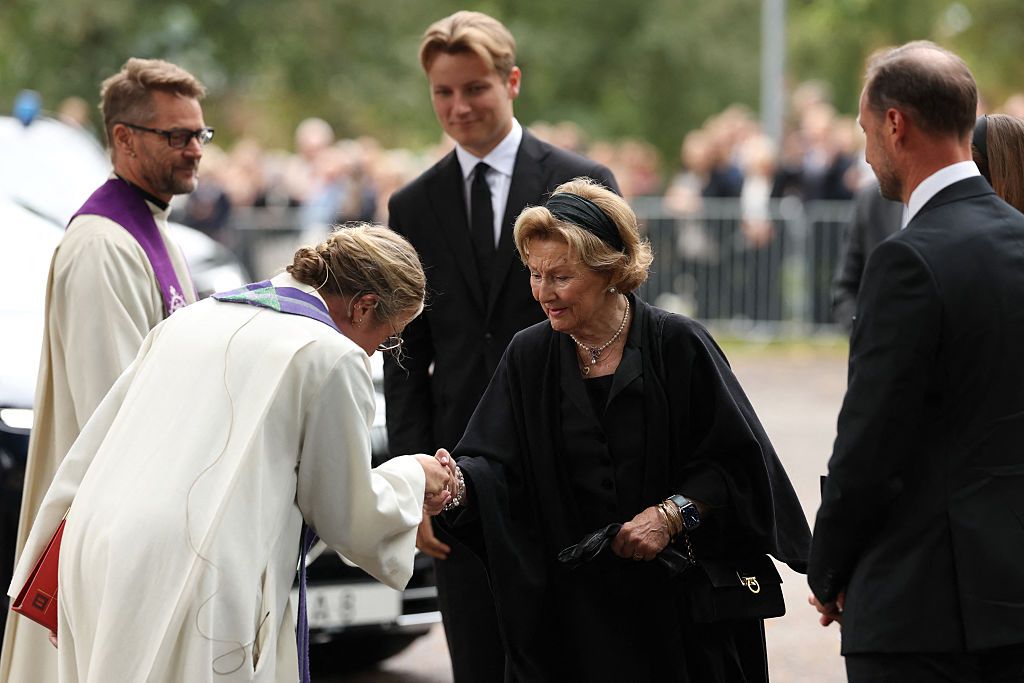 La reina Sonia de Noruega es recibida por el decano Oyvind Stabrun y la párroca Ida Buen Hanevold  en presencia de su hijo, el rey Haakon, y su nieto, el príncipe Sverre Magnus