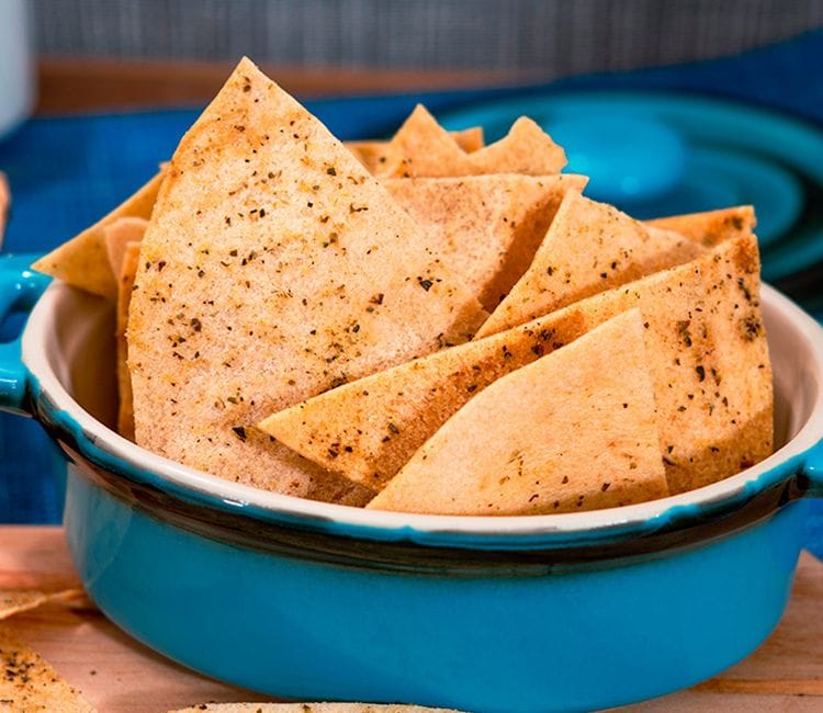 Totopos caseros en una cazuelita
