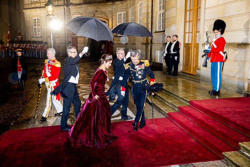 1 de enero de 2025, los reyes Federico y Mary de Dinamarca llegan al Palacio de Amalienborg para la tradicional recepción de Año Nuevo