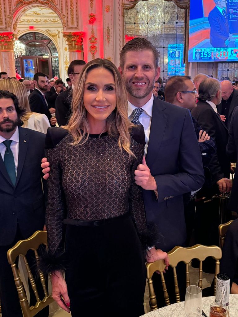 Plano medio de Lara y Eric Trump en un evento político