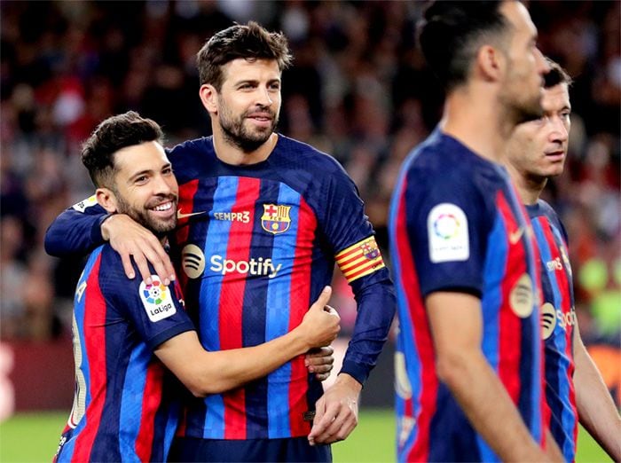 Jordi Alba abraza a Piqué