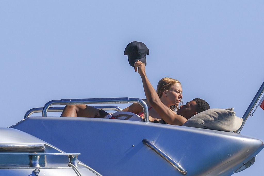 Kylian Mbappé y Ester Expósito fueron captados en un romántico paseo en yate por Ibiza.