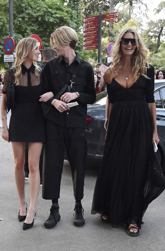 Elle MacPherson con su hijo Cy en el desfile de Dior en Sevilla