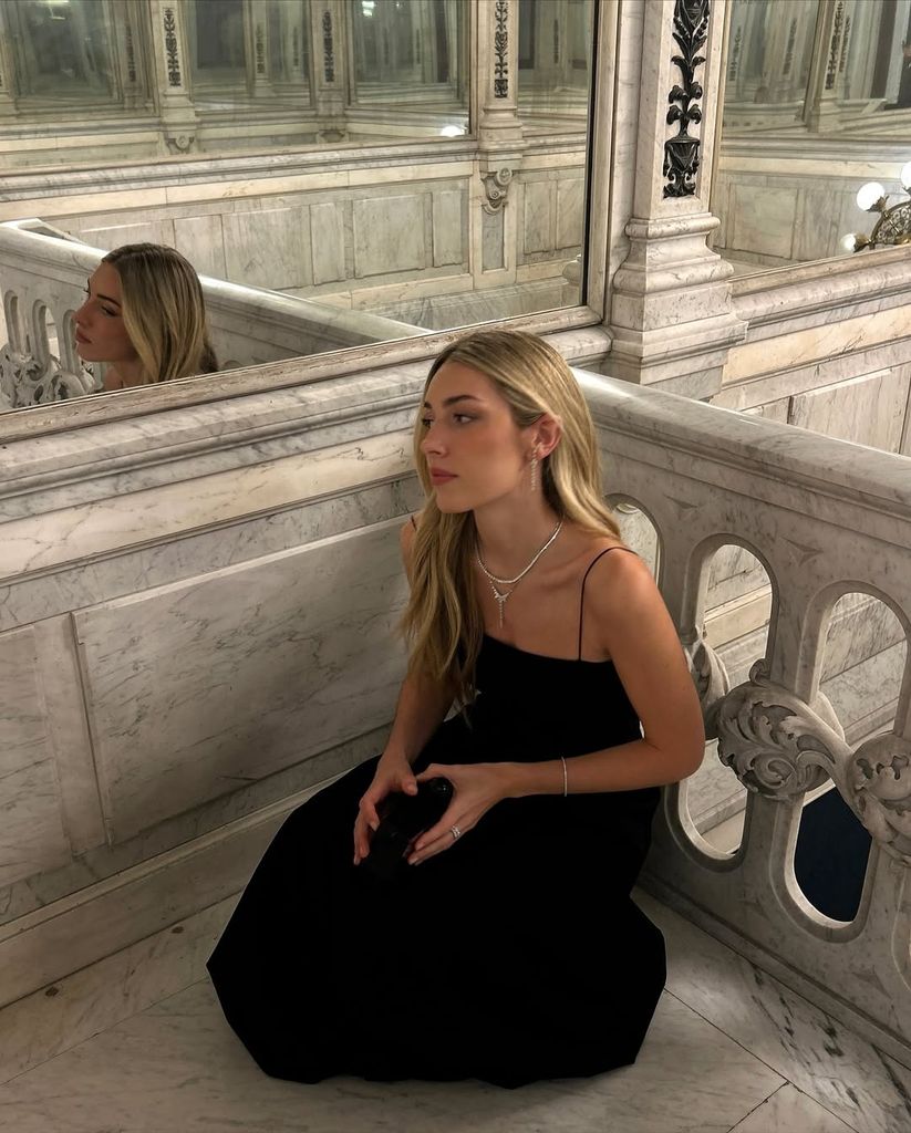 Daniela Figo, radiante vestida de negro con diamantes