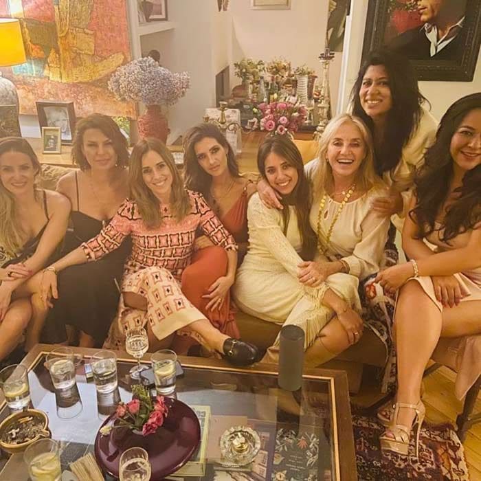 Sara Cabonero: fiesta con arte junto a los Carmona y el cantante Camilo