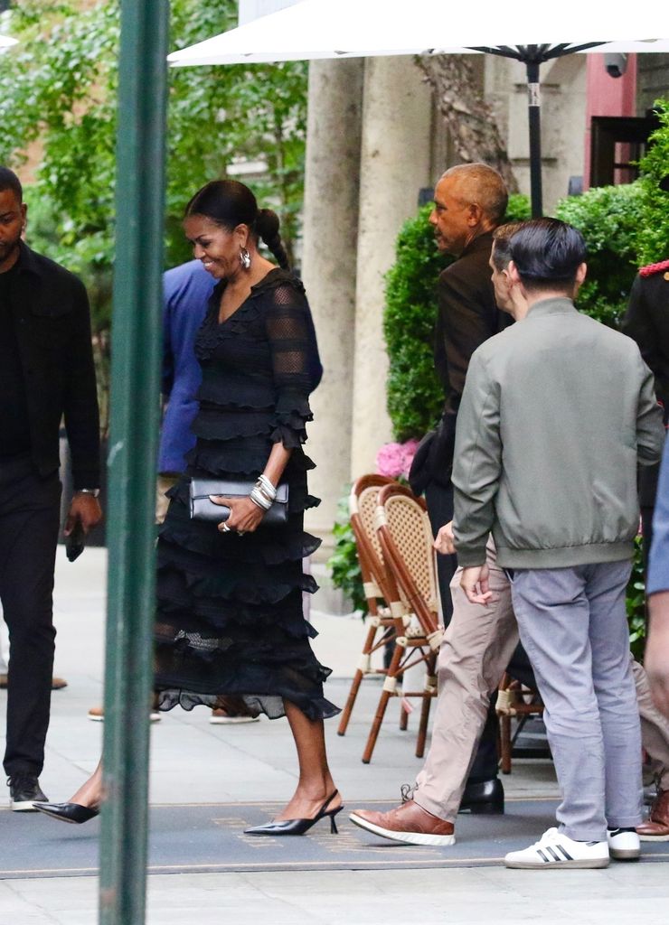 Michelle Obama lucía un elegante atuendo y esbozaba una gran sonrisa mientras caminaba por delante de su esposo.