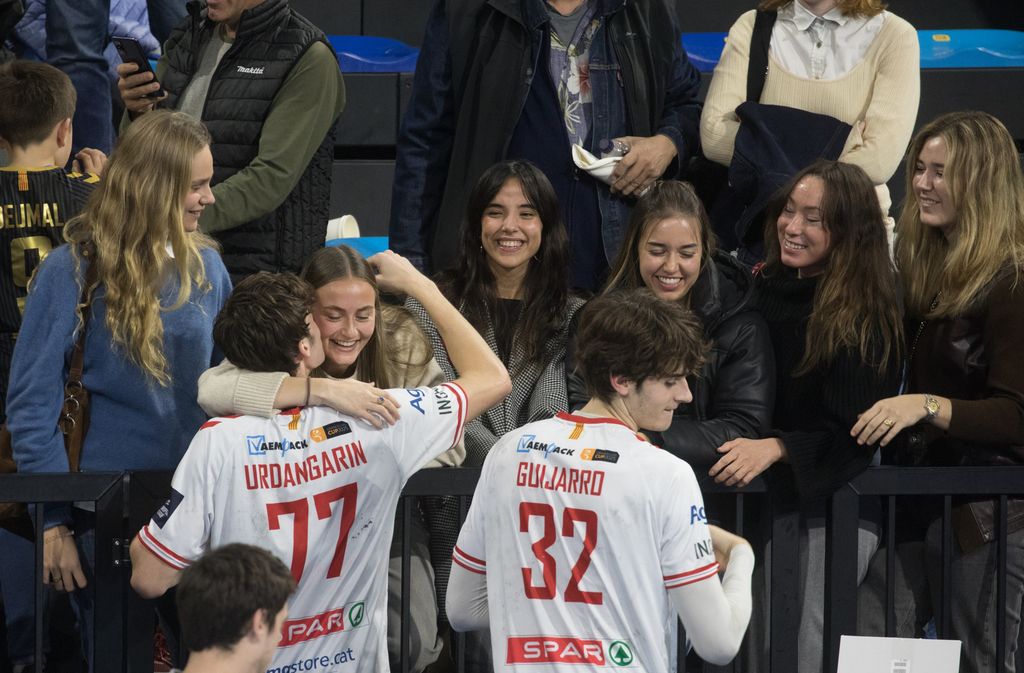 Plano medio de Pablo Urdangarin dando un beso a Johanna Zott en un partido