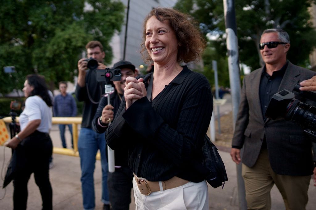Anamaria Baralt, prima de Erik y Lyle Menéndez, celebra la nueva sentencia de los hermanos 