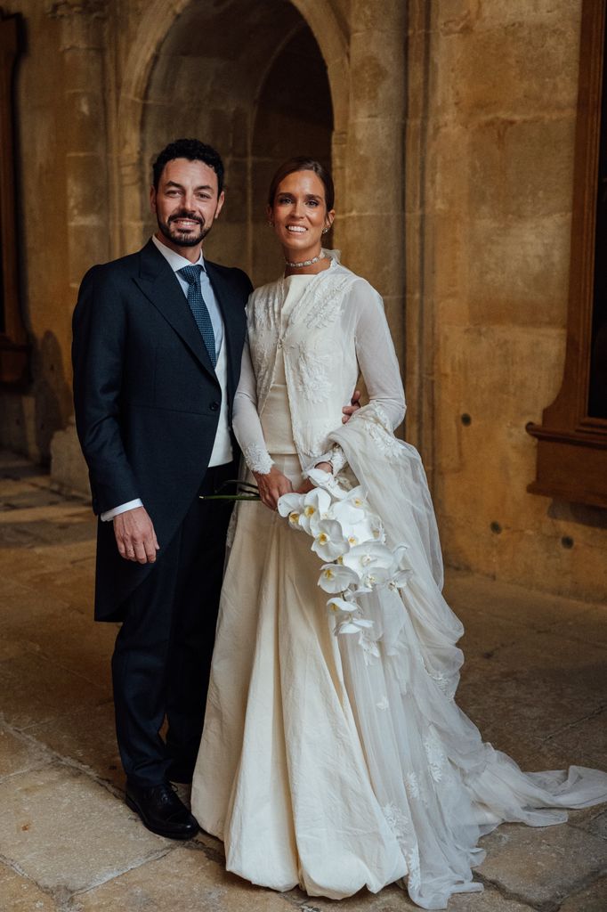 Vestido de novia con abrigo bordado de su abuela