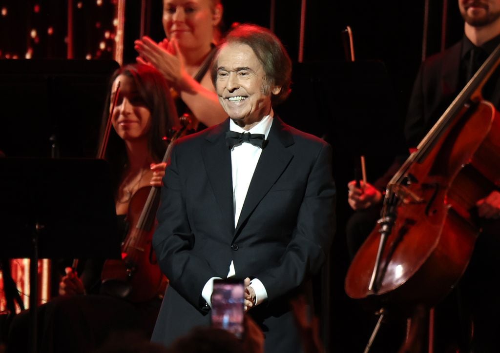 Raphael cantando en la gala que le ha reconocido como Persona del Año en los Latin Grammy 2025