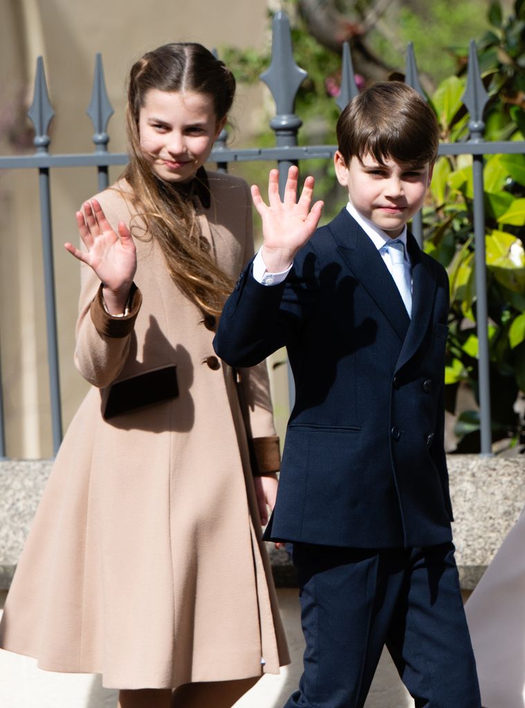 Charlotte y Louis lucieron adorables saludando con la mano a su llegada a la Capilla de San Jorge.