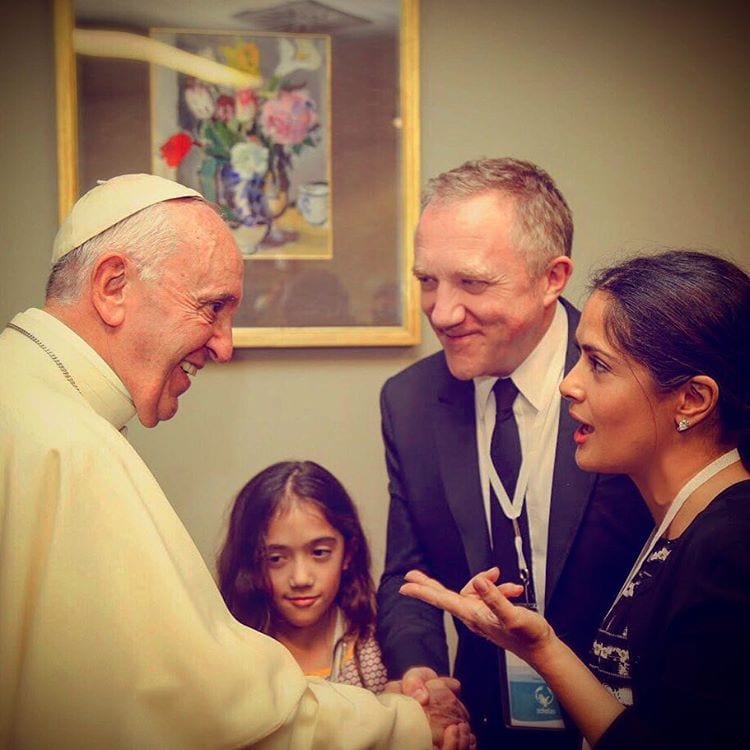 Salma Hayek se mostró muy emocionada durante su encuentro con el Papa Francisco en mayo de 2016.